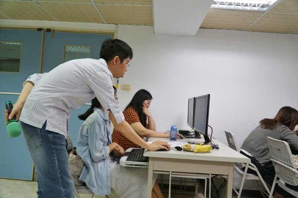 陳智楊老師教導成員如何使用BI軟體